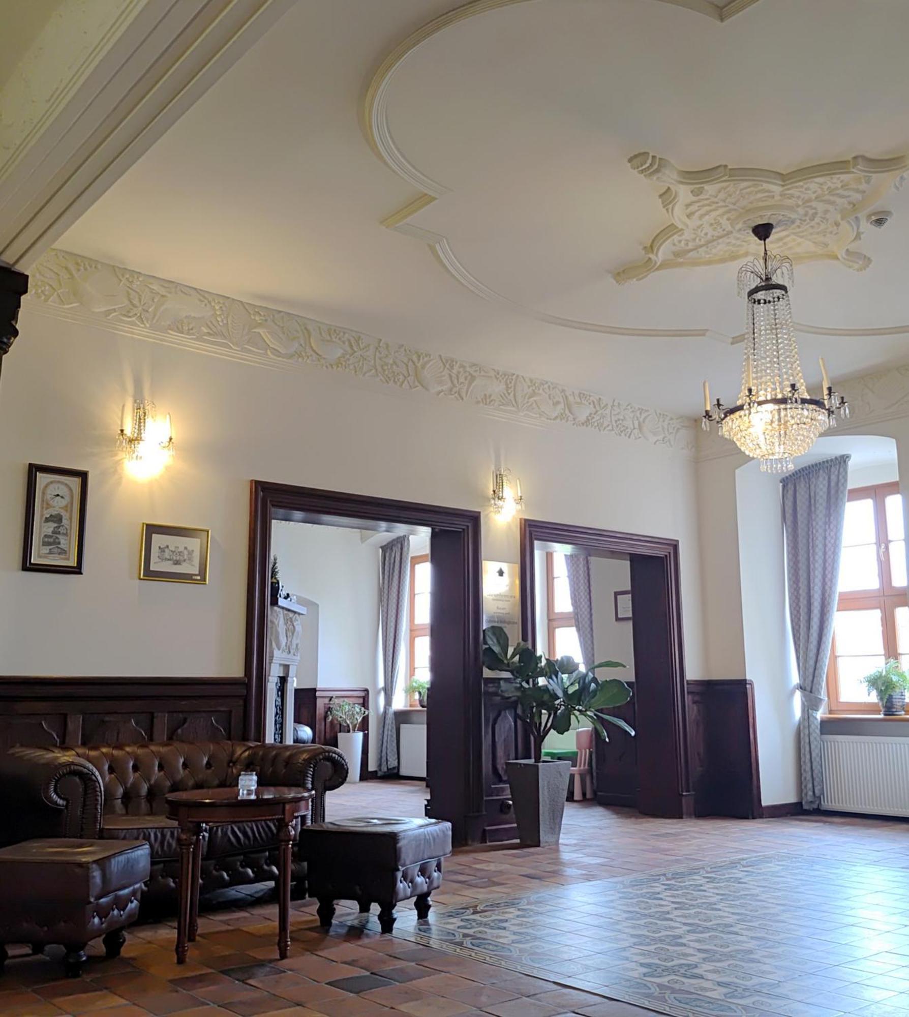 Palac W Rymaniu Extérieur photo
