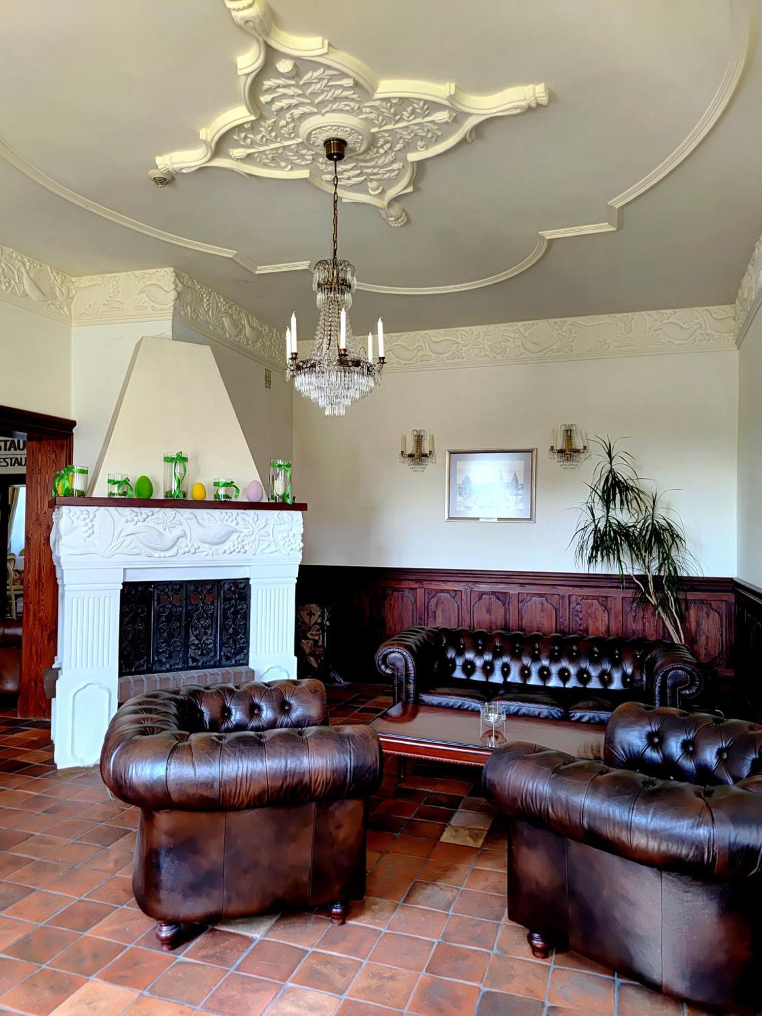 Palac W Rymaniu Extérieur photo