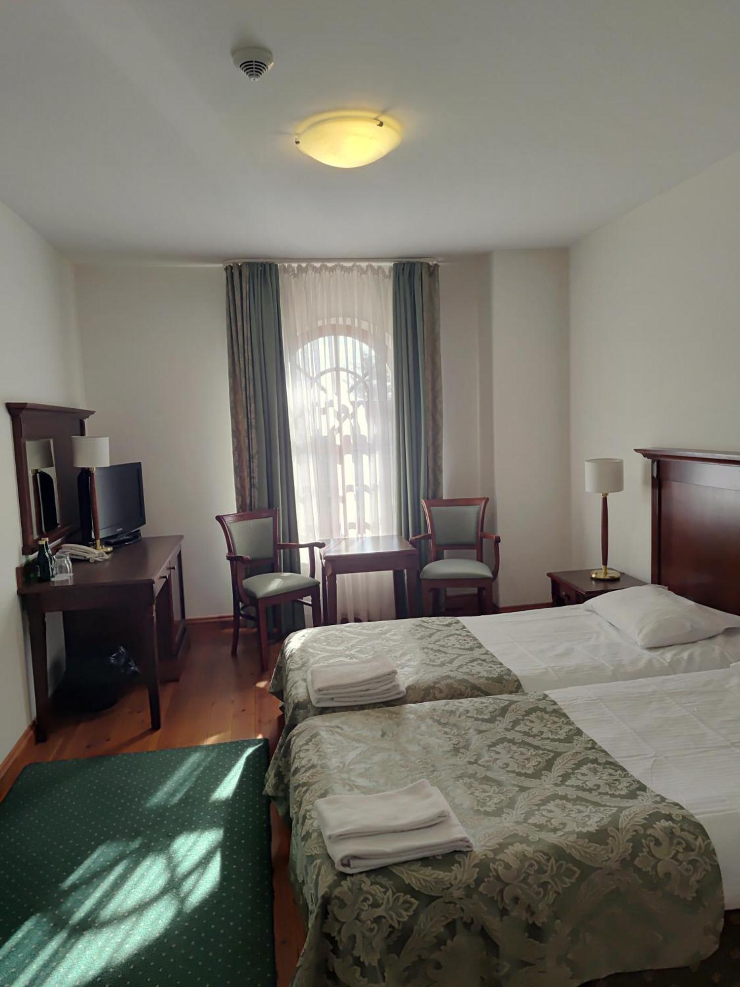 Palac W Rymaniu Extérieur photo