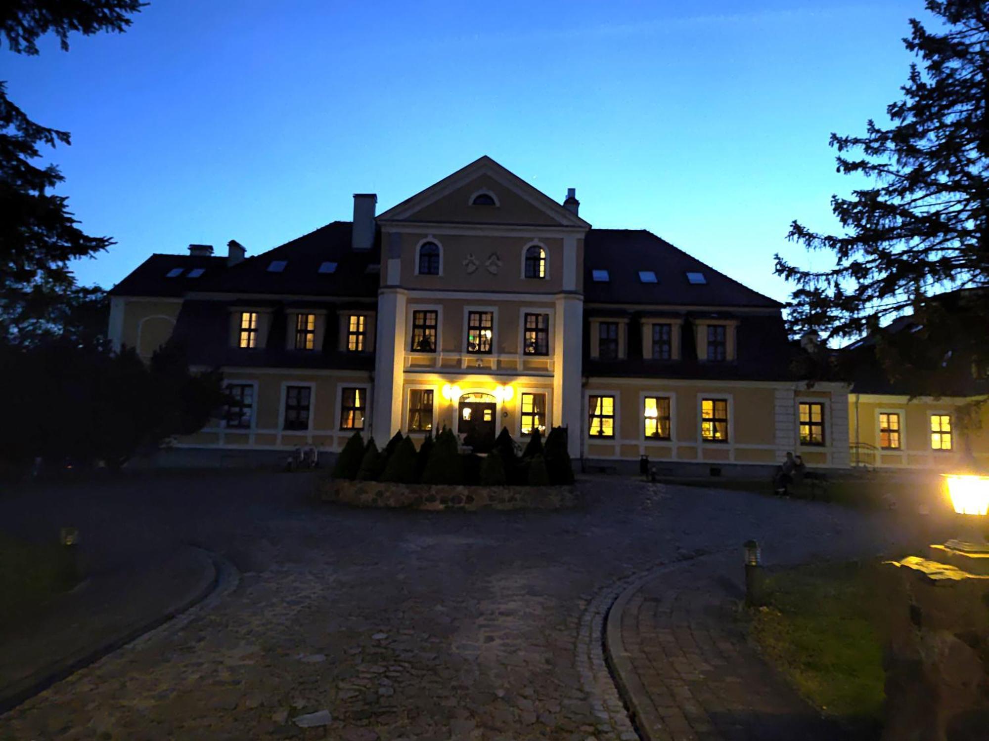 Palac W Rymaniu Extérieur photo