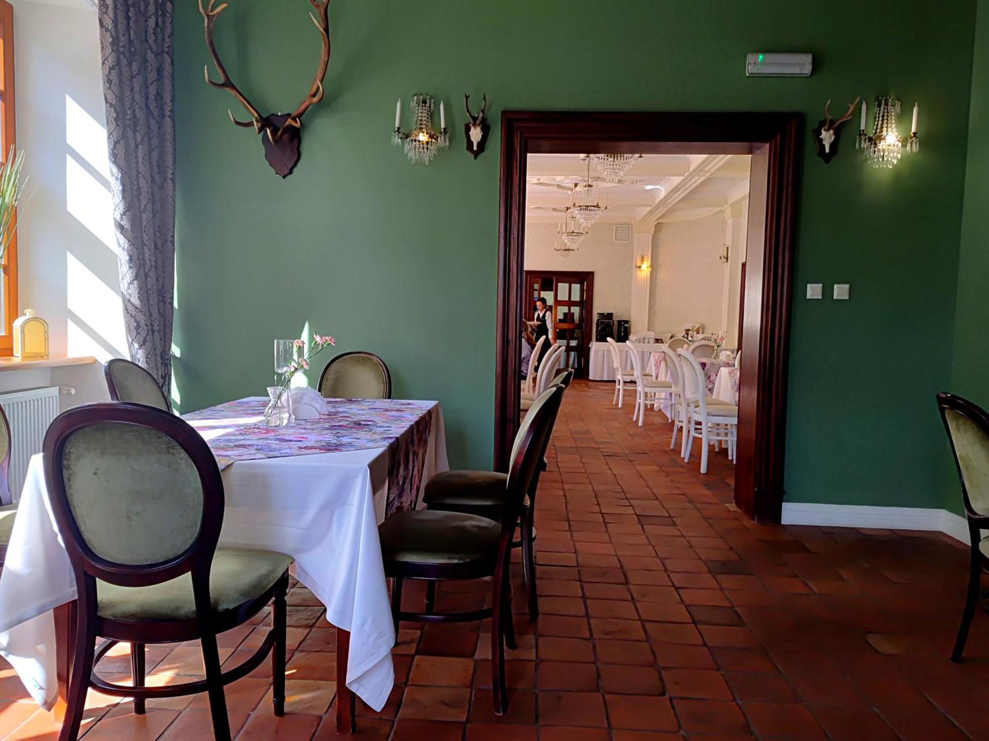 Palac W Rymaniu Extérieur photo